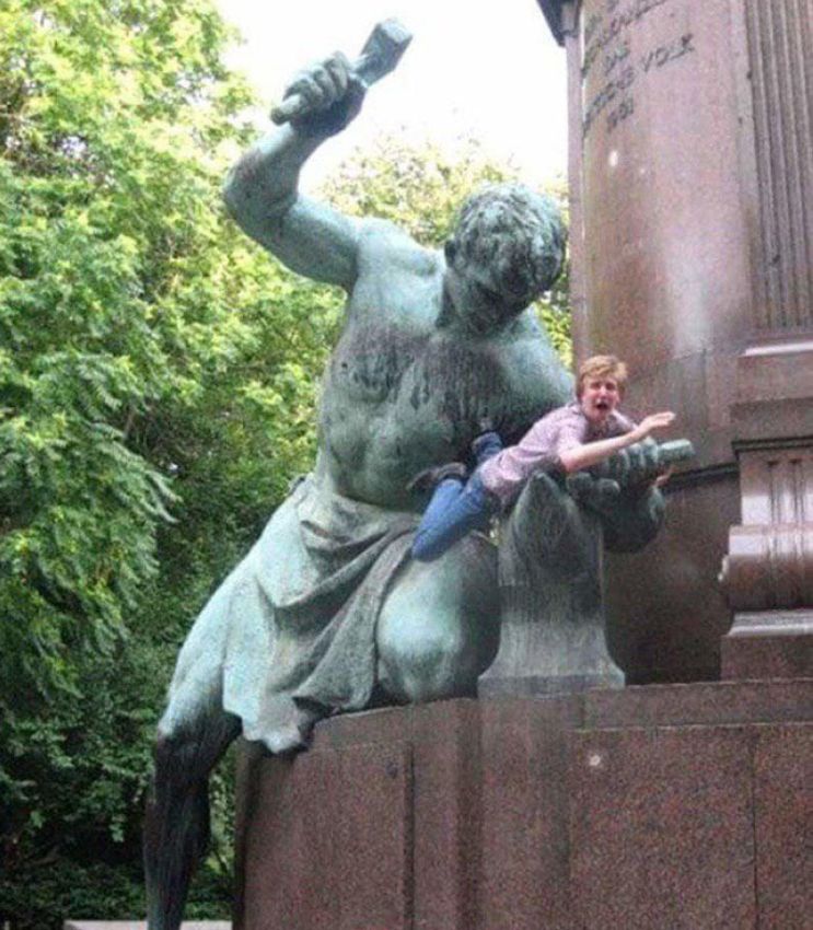 Кто-то должен остановить насилие статуй над людьми юмор