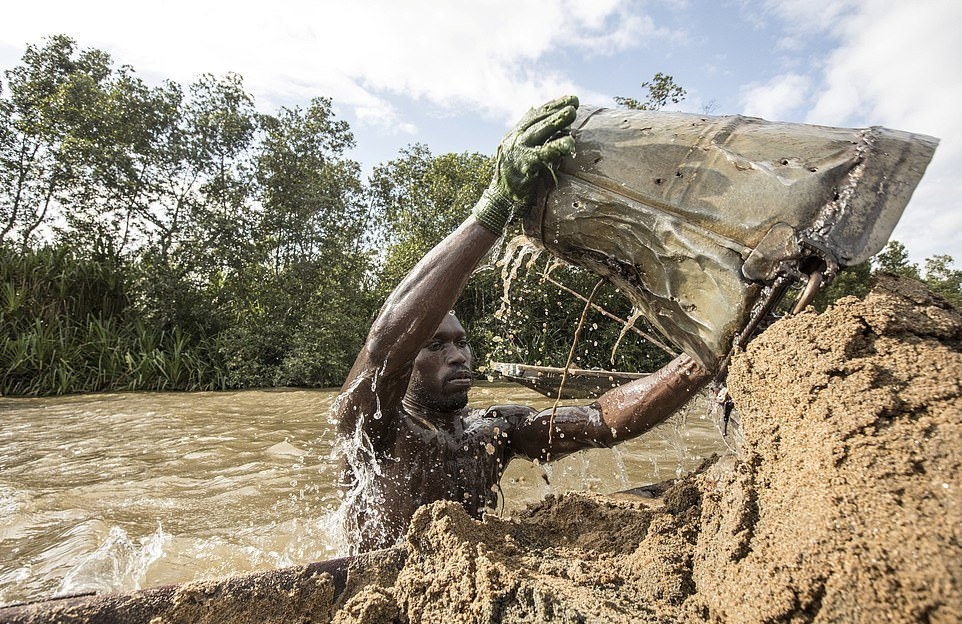 5 фото мускулистых камерунцев, которые каждый день рискуют жизнью на работе интересное