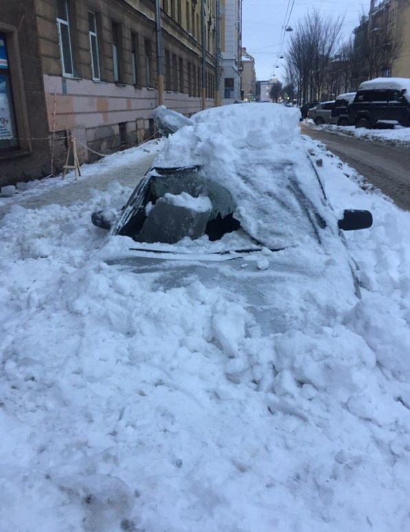 Работники ЖЭС разбили припаркованный возле дома автомобиль зима