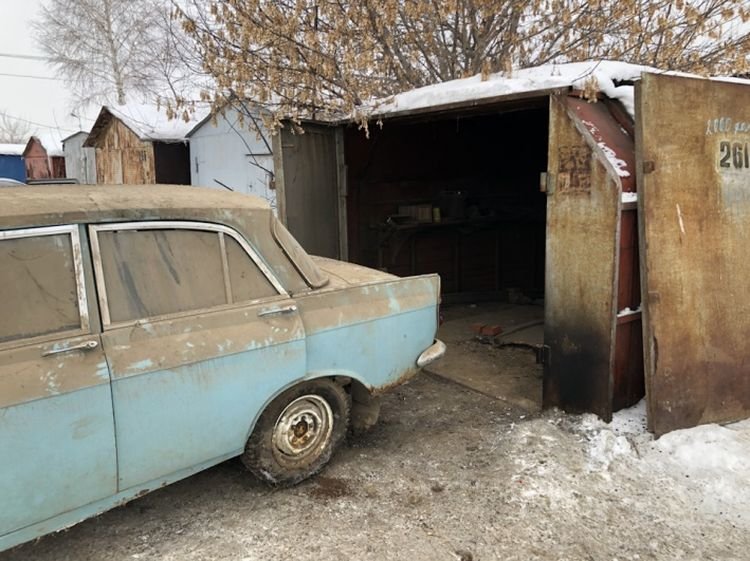 Омич обнаружил «Москвич» в гараже, который не открывали 20 лет 